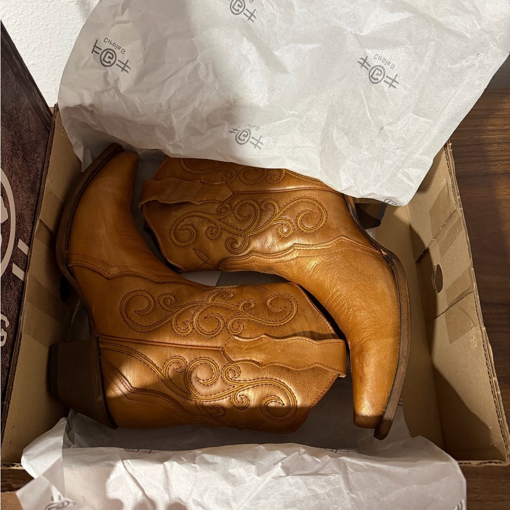 Circle G Tan Leather Western Ankle Booties with Embroidered Detail (new)